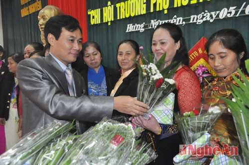 Lãnh đạo UBND huyện tặng hoa tôn vinh 27 chi hội trưởng, Tổ trưởng nữ công giỏi năm 2014