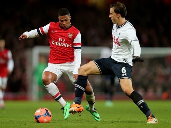Gnabry (áo đỏ) là cái tên khá quen mặt với những người hâm mộ giải Ngoại hạng ở Việt Nam. (Ảnh: Getty)