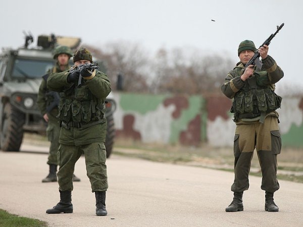 Các tay súng không rõ danh tính phong tỏa căn cứ không quân Belbek trên bán dảo Crimea. (Ảnh: Getty Images)