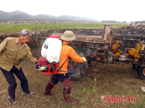 Ban Thú y xã Quỳnh Lâm phun thuốc khử trùng tiêu độc mỗi khi có  phương tiện qua lại địa bàn.