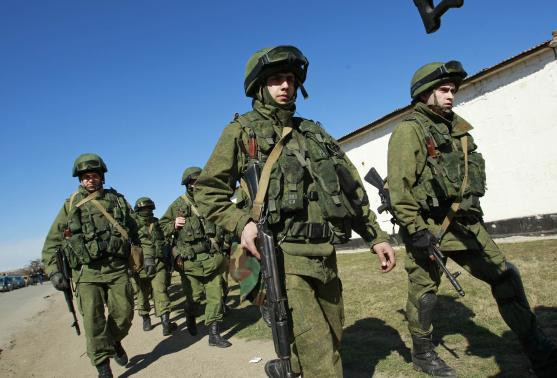 “Lực lượng quân đội - được cho là phục vụ Nga, đi bộ bên ngoài lãnh thổ của một đơn vị quân đội Ukraine ở làng Perevalnoye bên ngoài Simferopol ngày 3/3/2014”.
