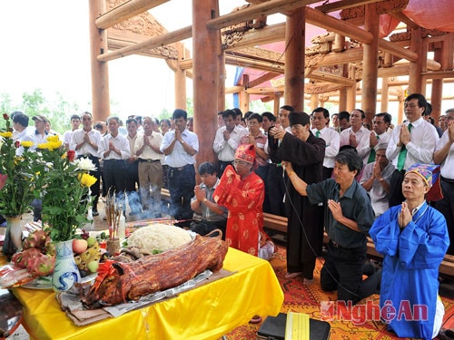 Làm lễ tôn tạo nhà thờ họ Hồ (Quỳnh Lưu). Ảnh: Sỹ Minh