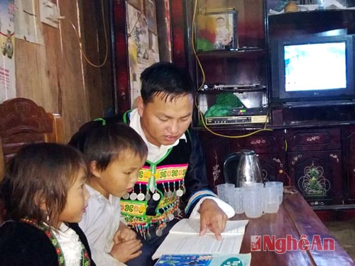 Anh Xồng Bá Cha hướng dẫn con học bài.