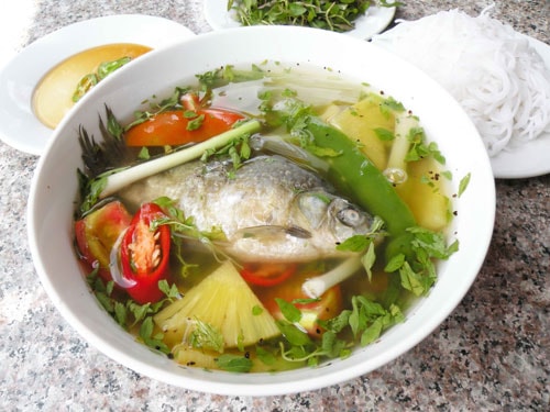 Canh cá diếc, sa nhân tốt cho phụ nữ mang thai có phù nhẹ.