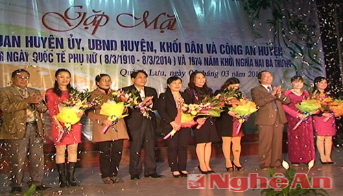 Lãnh đạo huyện chúc mừng cán bộ nữ huyện Quỳnh Lưu