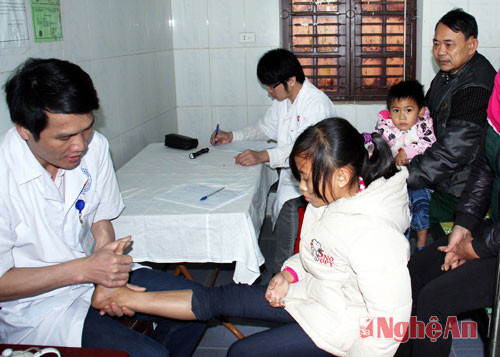 Các bác sỹ đang khám cho các em nhỏ bị khuyết tật