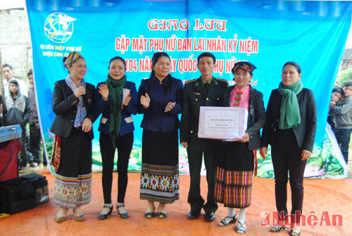 Lãnh đạo huyện và đại diện Đồn Biên phòng Môn Sơn tặng quà cho Chi hội Phụ nữ bản Thạch Sơn