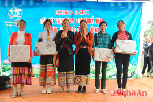 Đại diện Hội liên hiệp Phụ nữ huyện Con Cuông tặng quà cho các đơn vị tham gia giao lưu