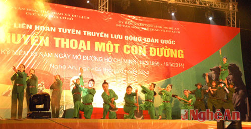Tiết mục “Vui mở đường” của đội tuyên truyền tỉnh Nghệ An