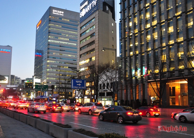 Đường phố Seoul về đêm.