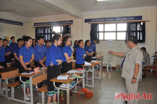 học sinh cấp 3 trường nguyễn du thủ đô Viêng Chăn mặc đồng phục áo xanh thanh niên tới trường