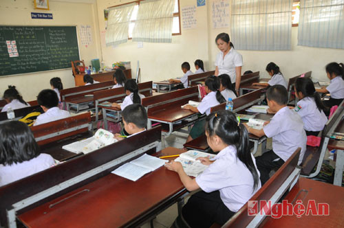 Các em học sinh học tiếng việt tại trường Nguyễn Du, Thủ đô Viêng Chăn, Lào