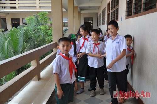 Giờ ra chơi của học sinh trường Nguyễn Du