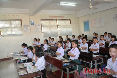 Học sinh lớp 1e trường Nguyễn Du tại thủ đô Viêng Chăn