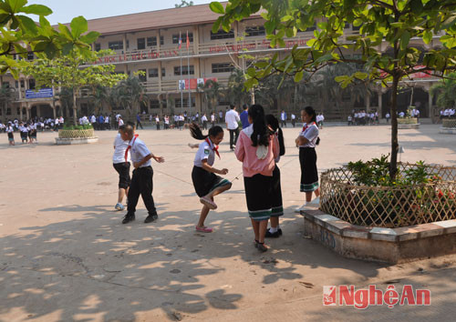 Học sinh trường Nguyễn Du Thủ đô Viêng Chăn chơi nhảy dây