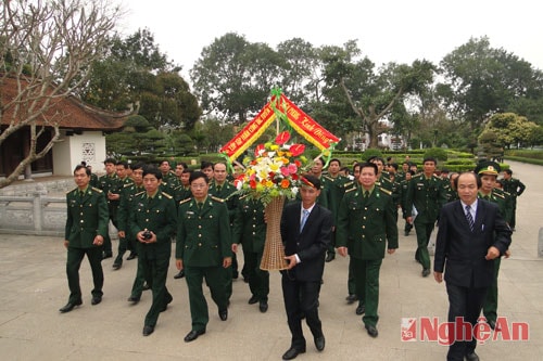 Dâng hoa, dâng hương tại khu di tích Kim Liên