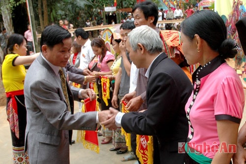 Trao  thưởng cho các tập thể, cá nhân đạt giải