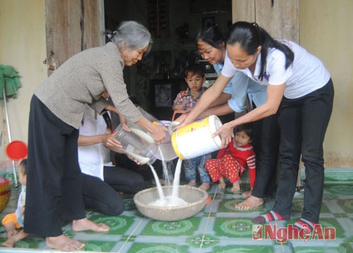 Các hội viên Hội Phụ nữ xóm 10, xã Tường Sơn góp gạo tiết kiệm giúp đỡ hội viên khó khăn.