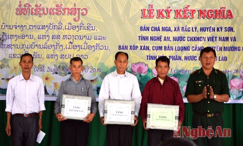 Bộ đội biên phòng Nghệ An trao quà cho 2 bản.