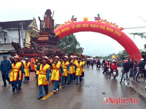 Lễ rước ngai từ đền Bạch Mã đến Phủ Ngoại qua 7 thôn được tổ chức trang nghiêm. Ảnh: Mai Hoa