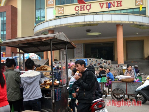 Hàng ăn uống phía ngoài chợ Vinh.