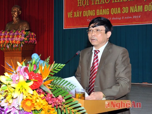 Đồng chí Đậu Đình Thanh - Phó ban tổ chức Tỉnh ủy đóng góp tham luận.