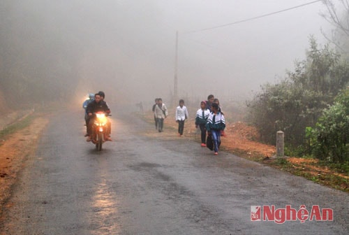 Học sinh Phà Đánh đi học