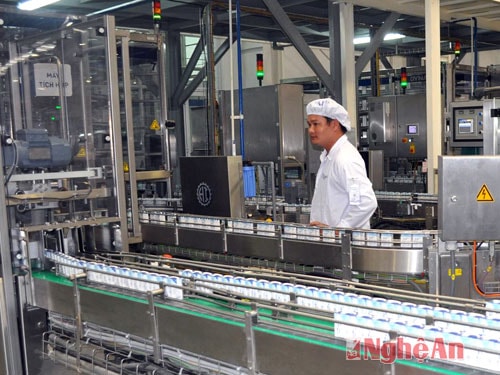 Dây chuyền sản xuất sữa tại Nhà máy Sữa tươi sạch TH ở Nghĩa Đàn.