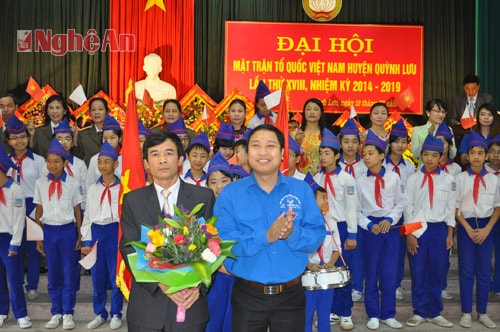 Đại diện đoàn Thanh niên tặng hoa chúc mừng ông Nguyễn Hữu Viên, Chủ tịch MTTQ nhiệm kỳ 17