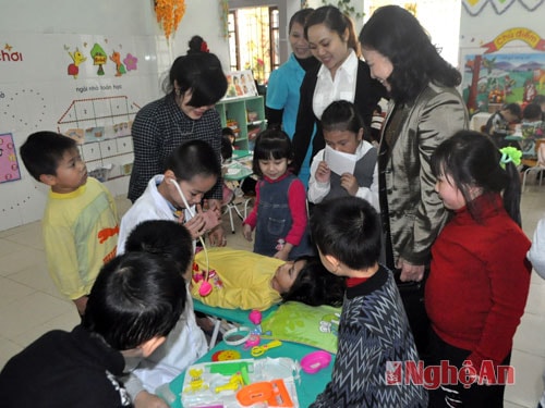 Đoàn khảo quan giờ học phân vai tại trường mầm non Trường Thi