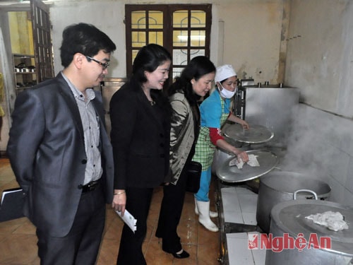 Đoàn khảo sát thăm quan bếp ăn tập thể của nhà trường.
