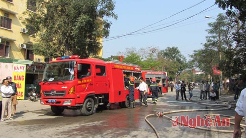 Xe cứu hỏa đến chữa cháy.