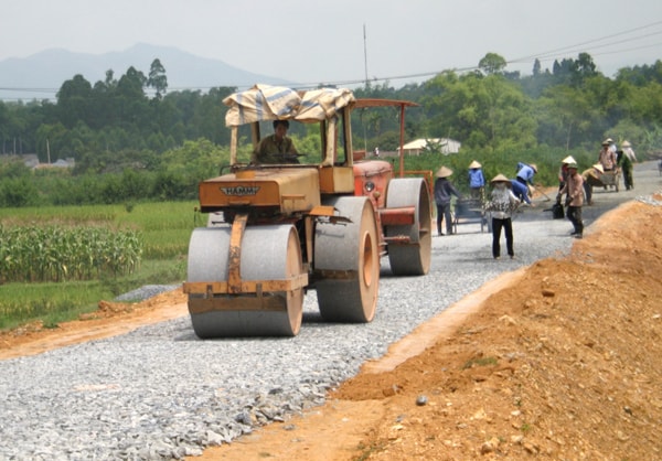 Để đạt được mục tiêu trên, cần tập trung đầu tư cho hạ tầng thiết yếu như giao thông, thuỷ lợi, nước sinh hoạt.