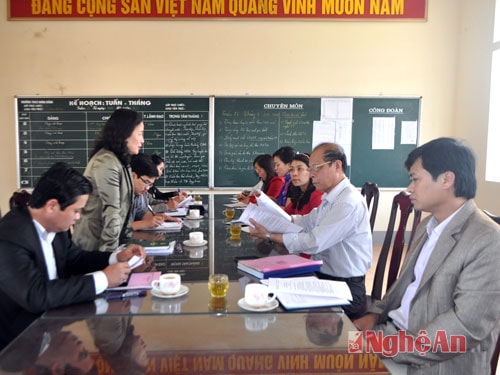 Đoàn khảo sát làm việc với Ban giám hiệu Trường THCS Hưng Dũng.