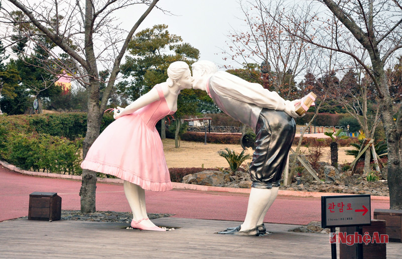 Công viên Tình yêu với những bức tượng lãng mạn và phồn thực về tình yêu, giới tính