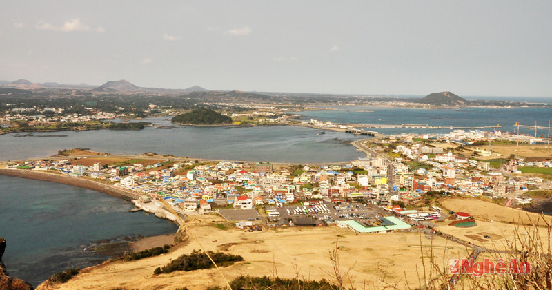 Từ trên đỉnh núi Seongsan Ilchulbong nhìn xuống đảo Jeju.
