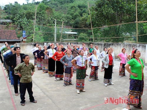 CLB bản Cành Khỉn trong buổi sinh hoạt tập thức vũ kinh