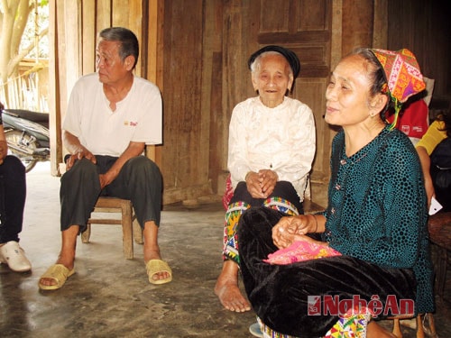 CLB Liên thế hệ đến giúp đỡ, trò chuyện với nhau tại bản Xiềng líp, xã Yên Hòa.