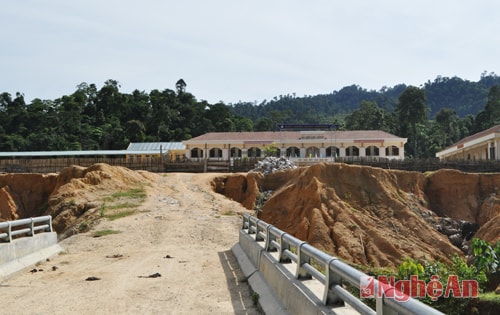 Sạt lở trước Trường THCS Đồng Văn - một điểm tái định cư của Thủy điện Hủa Na, Quế Phong.