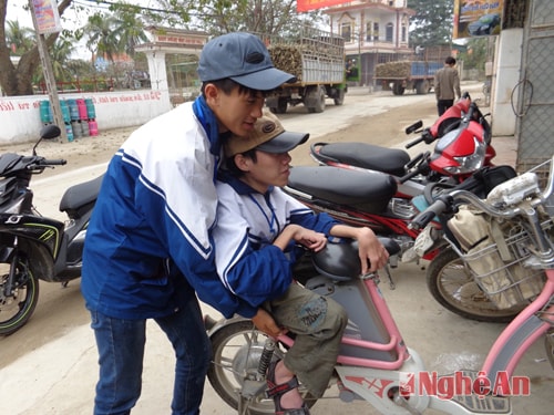 Phong giúp Tú lên xe.