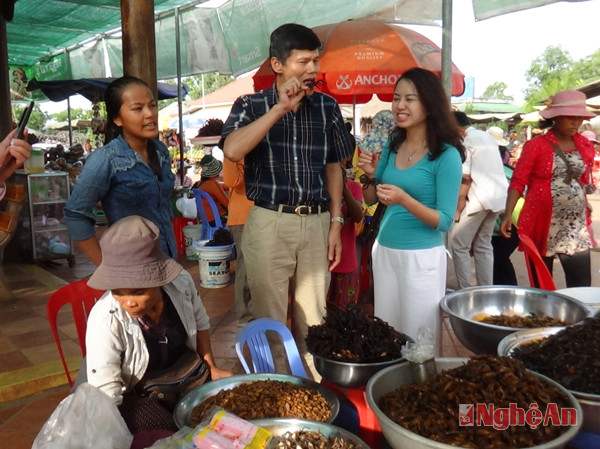 Du khách thưởng thức món ăn tại  chợ “côn trùng”.