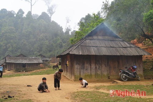 Những đứa trẻ hồn nhiên chơi đùa bên hiên nhà