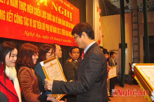 Đồng chí Lê Xuân Đại tặng bẳng khen của UBND tỉnh cho các tập thể