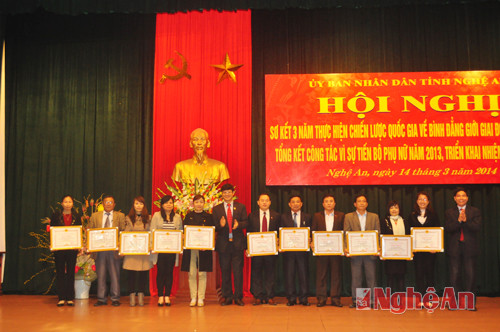 Đồng chí Lê Xuân Đại tặng bằng khen cho các cá nhân xuất sắc