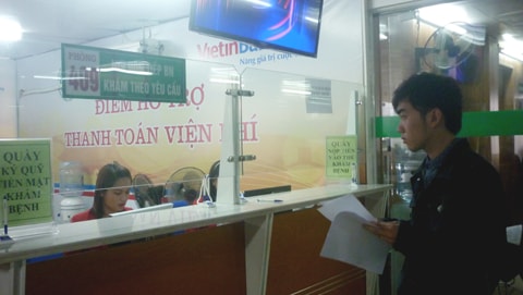 Điểm thanh toán viện phí bằng thẻ ATM tại BV Bạch Mai (Ảnh: C.Q)