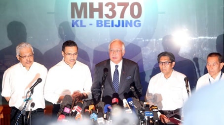 Thủ tướng Datuk Seri Najib Razak tại buổi họp báo về phi cơ mất tích MH370. Họp báo diễn ra tại khách sạn Sama-Sama ở Sepang.