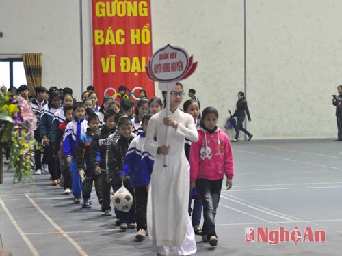 Màn diễu hành của các em học sinh