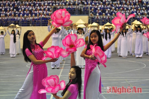 Múa đồng diễn của các em học sinh THPT