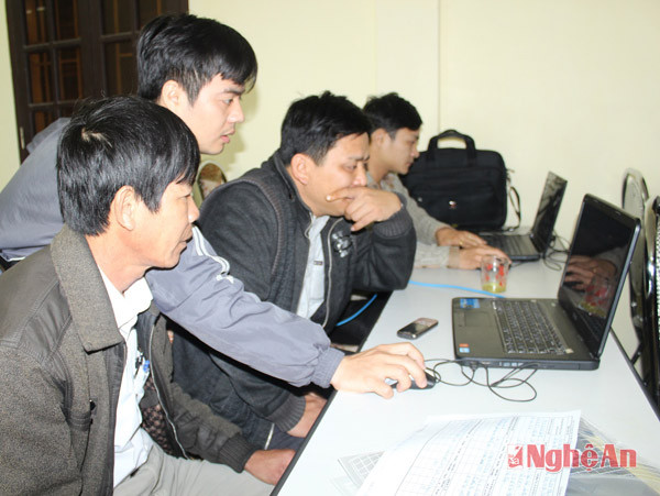 Chuyên viên Sở KH-ĐT tập huấn lập kế hoạch cho cán bộ xã ở Nghi Lộc. 