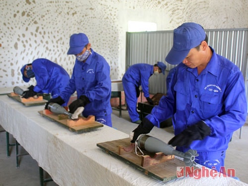 Đơn vị Đại đội kho Sư đoàn đang lau chùi vũ khí, đạn